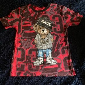 Hustle tee with bear